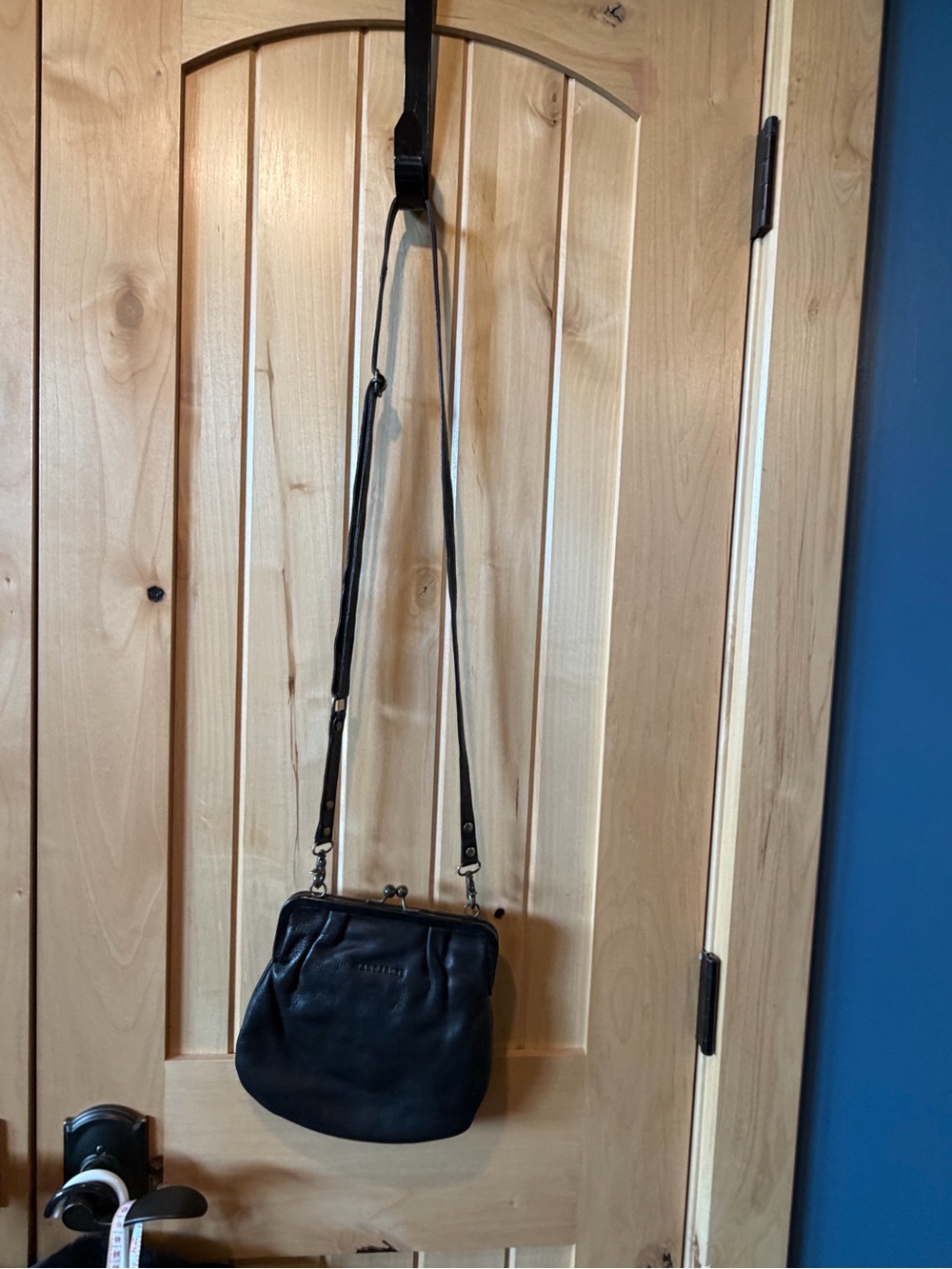 Black Leather Crossbody Bag with Kiss-Lock Closure